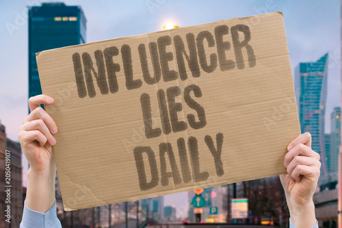 Foto "Influencer lies daily" Creator deceives followers every post
