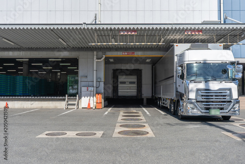 物流倉庫の積み下ろし口とトラック接続部と右側にラック