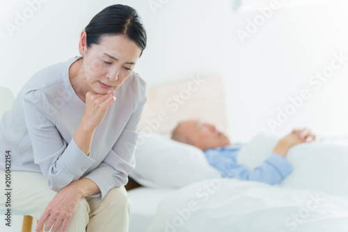親の介護に悩む女性