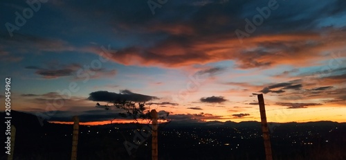 Obraz na płótnie atardecer colina Campo Montaña