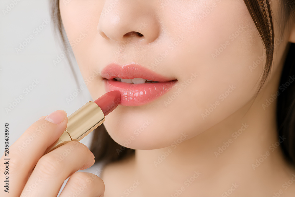 Naklejka premium 口紅を塗る女性