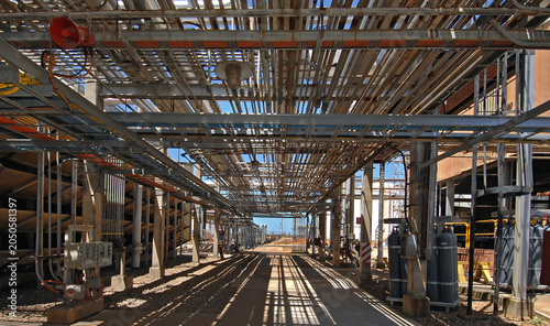 Foto The technically complicated walkways that traverse through a gas refinery covere