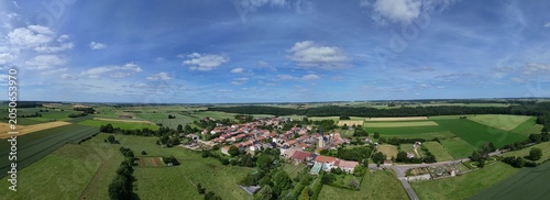 Foto Vue aérienne panoramique du village de Laix, en Meurthe-et-Moselle, Lorraine