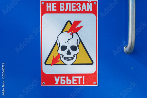 Obraz na plátně Warning sign displays a skull and lightning bolts, with Cyrillic text DON'T GET