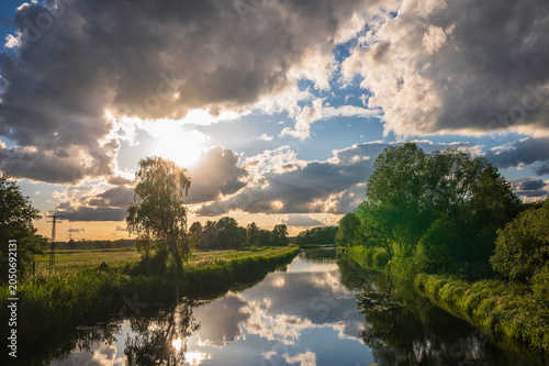 Der Fluss Spree zwischen Lübbenau und Lübben bei Sonnnenuntergang im Frühling