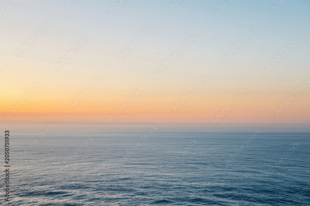 Obraz premium The Ocean at Sunrise with Pastel Sky and Calm Horizon