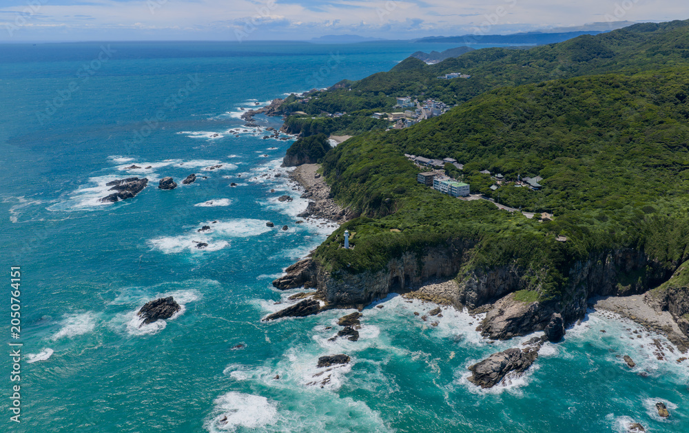 Fototapeta premium 高知県・足摺岬周辺の岩礁海岸と太平洋を望む空撮風景