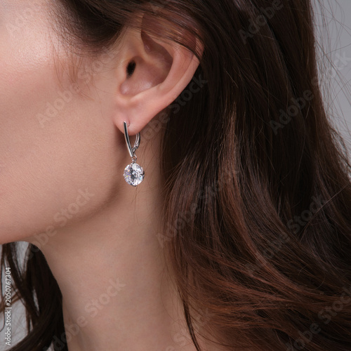 Foto Elegant Close-up of a Model Showcasing Exquisite Earrings with a Sparkling Desig