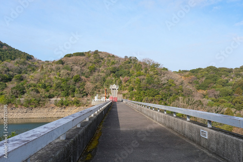 重力式コンクリート構造の鮎屋川ダムの堤体