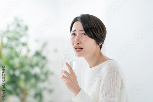 Cuadro en lienzo 女性　水