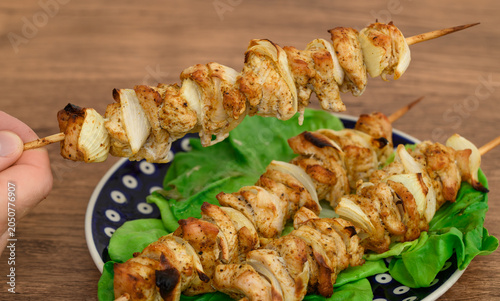 Foto Juicy meat skewer served on a lettuce leaf, grilled chicken party snack