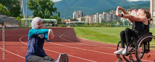 Panel kuchenny z motywem Inclusive Fitness Women Stretching and Exercising on Outdoor Track With Wheelchair Athlete