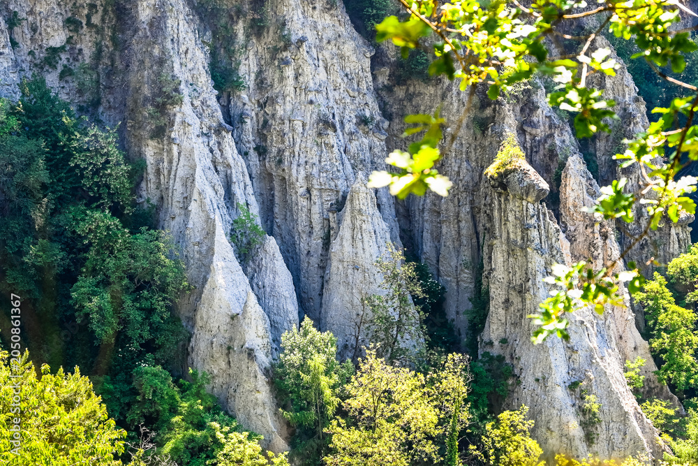 Obraz premium Dorf Tirol, Erdpyramide, Moränenschutt, Felsbrocken, Säule, Schloss Tirol, Waalweg, Wanderweg, Vinschgau, Weinberge, Etschtal, Meran, Südtirol, Frühling, Sommer, Italien