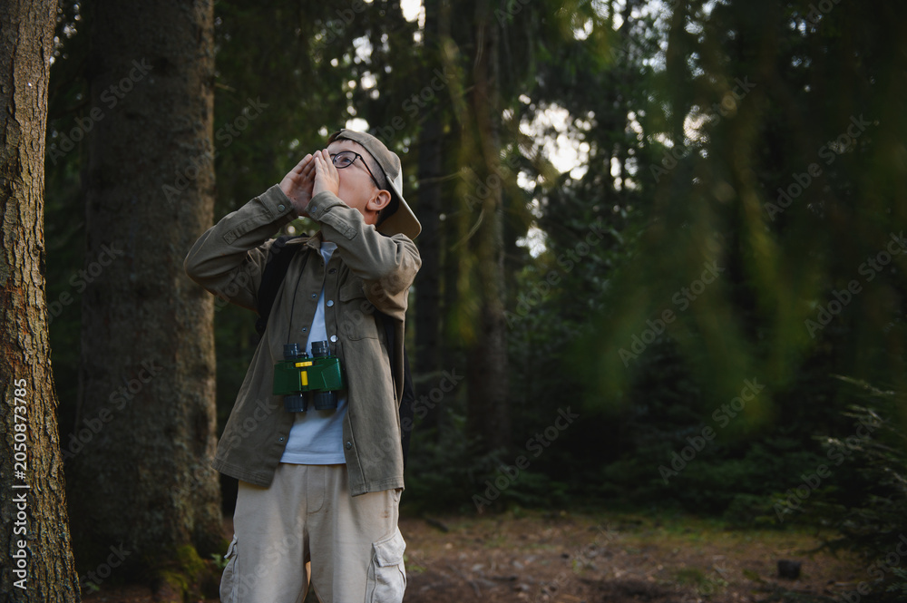 Obraz premium Young explorer shouting for help, lost in the woods