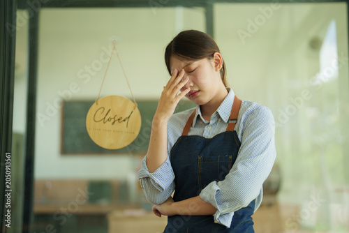 Foto Stressed small business owner experiencing failure due to economic crisis, closi