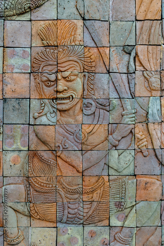 фотографія A detailed terracotta bas-relief carving of a fierce mythical creature with bare