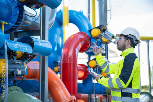 Quadro su tela A skilled technician is testing the operation of the oil refining system at a large oil refinery