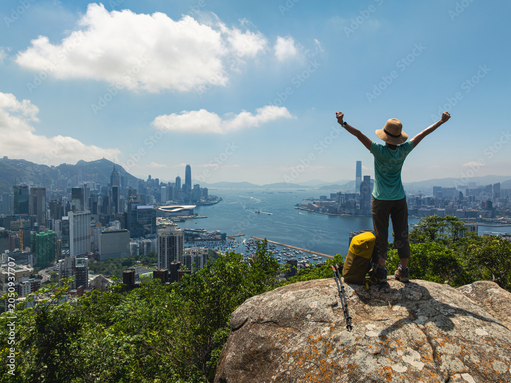 Obraz premium Woman hiking on mountain top in Hong Kong