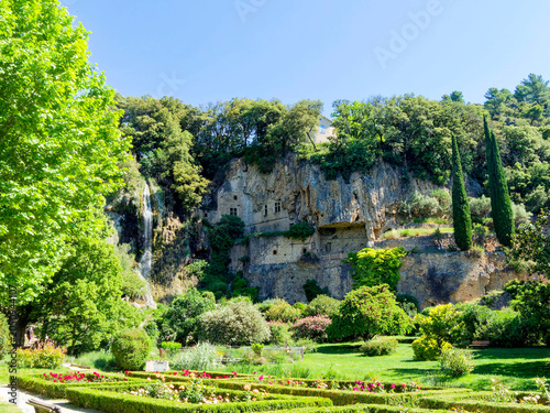 Villecroze, a charming town in the Haut-Var region, boasts a park bordered by rose-lined paths at the foot of a tufa cliff with caves from which an impressive waterfall cascades
