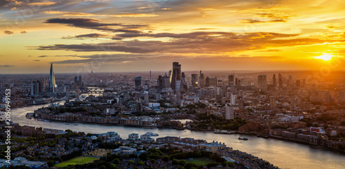 Cuadro en lienzo Panoramic view of the cityscape of London, United Kingdom, from London Bridge to