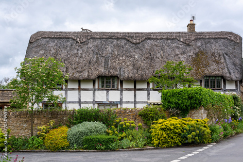 Obraz na plátně thatched roof, black and white, timber frame cottage