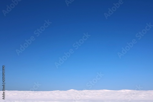 Valokuva Vast Snow Field Under Clear Blue Sky