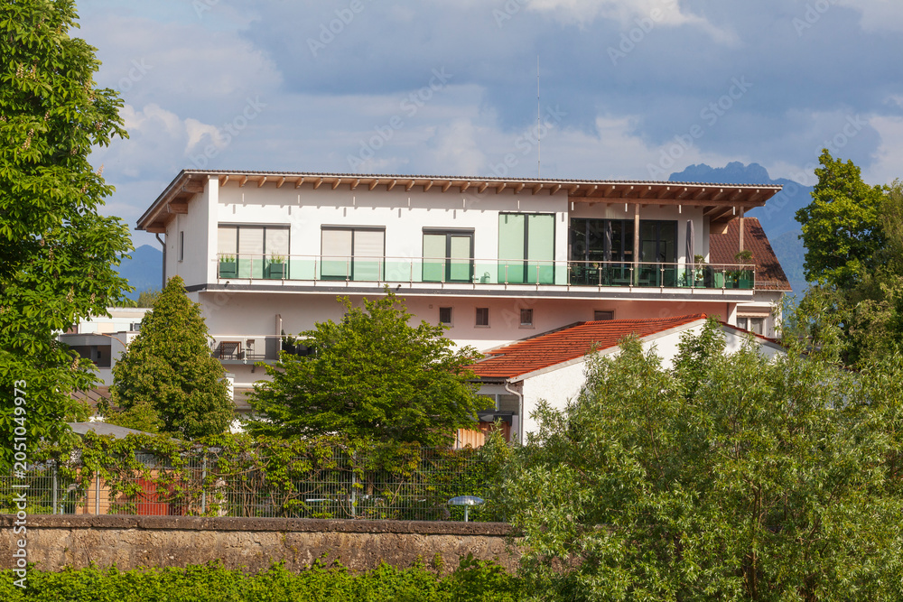 Fototapeta premium Modernes Wohngebäude, Rosenheim, Oberbayern, Bayern, Deutschland