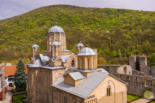 Foto The medieval church of Holy Trinity and Despot tower inside the fortified Manasija monastery complex near Despotovac