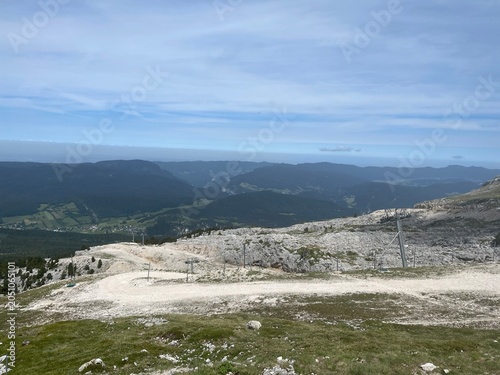 Randonnée dans le vercors avec fleur, montagne et lac de la grande moucherolle