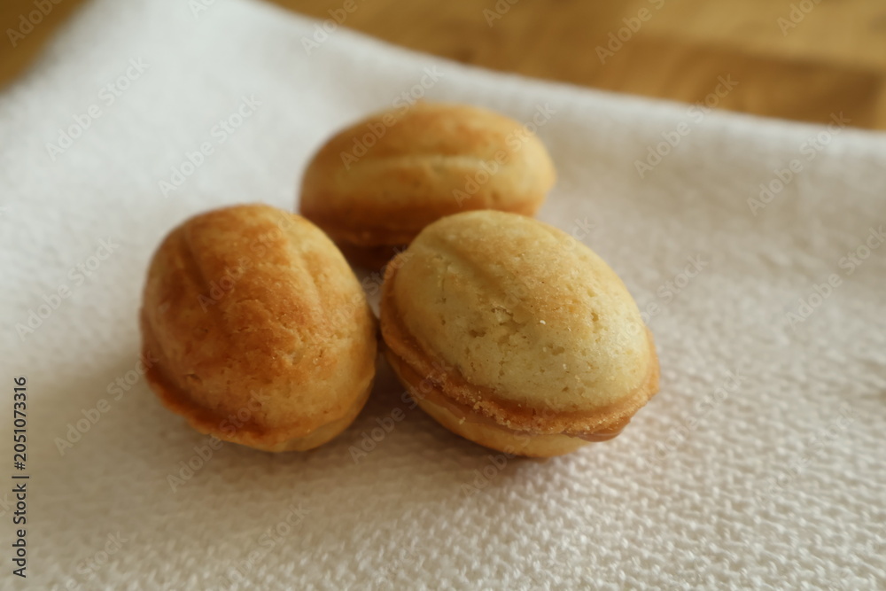 Obraz premium Homemade nut-shaped cookies with boiled condensed milk. A sweet dessert made from dough. Oven-baked pastry dessert.