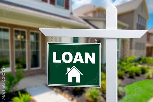 Fotografie Sign shows loan option in front of house with garden and clear sky in background