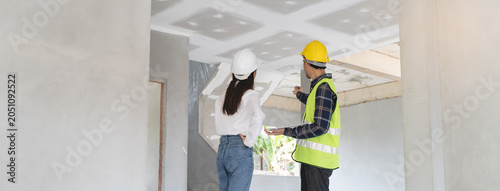 Foto Client and Contractor discussing plan to renovation house