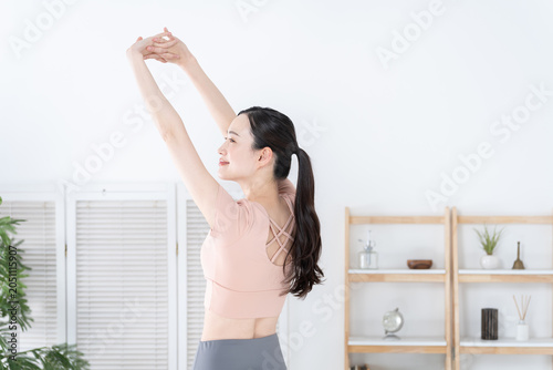 Bild auf Leinwand 家で運動やストレッチをする女性