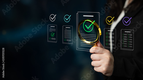 Foto A professional person uses a magnifying glass to inspect digital documents with checkmarks, highlighting attention to detail and the importance of verification in modern business practices