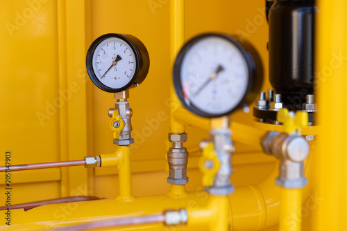 Tableau sur toile Pressure gauge manometer installed on a yellow gas distribution pipeline close-up