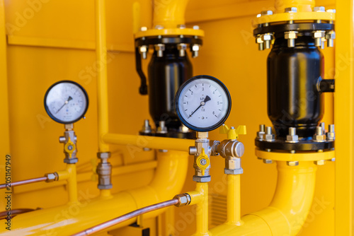 Fotografía Pressure gauge manometer installed on a yellow gas distribution pipeline close-up