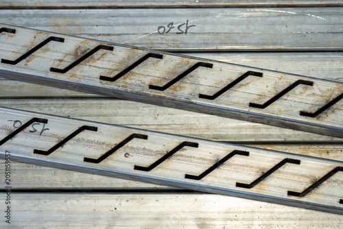 Konstfotografi Composition abstraite de lames métalliques découpées en forme ondulée