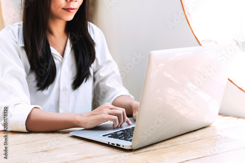Photos Business Woman working on computer