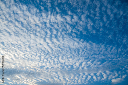 Foto blue sky and cirrocumulus clouds