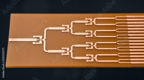 Corporate feed network power divider on amber LCP substrate