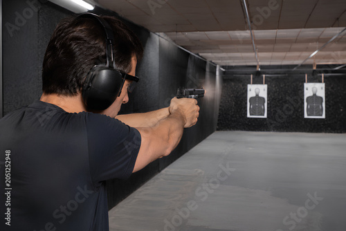 Homem Atirando com Pistola no Clube de Tiro