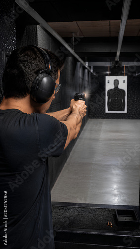Homem Atirando com Pistola no Clube de Tiro