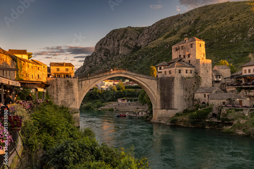Bild auf Leinwand Stari Most, wiederaufgebaute alte Brücke bei sonnenuntergang, Altstadt, Mostar, Bosnien und Herzegowina, 18