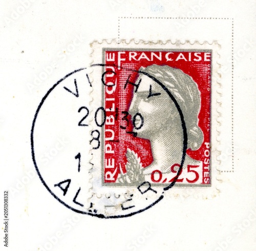 Timbre oblitéré République Française , Postes , 0,25, avec un tampon Vichy.