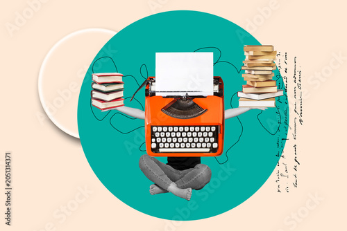 Collage de una mujer con los brazos extendidos y en sus manos libros apilados junto a una maquina de escribir sobre un fondo beige y verde. Vista de frente y de cerca. Copy space
