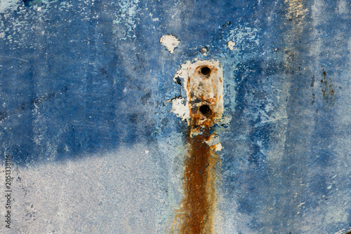 traces de rouille sur une coque de bateau bleue