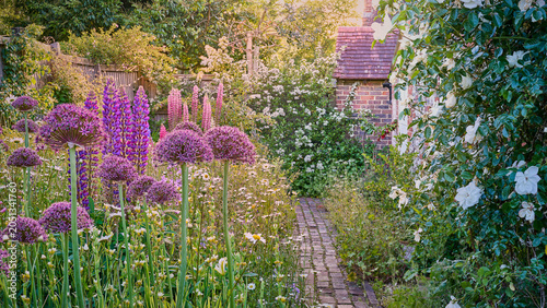 Photos A traditional English country cottage garden with flowers in summer