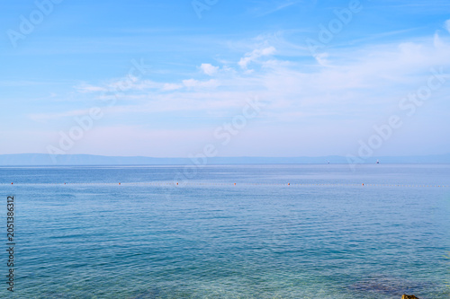 Foto Sea surface of an absolutely calm water area during midday