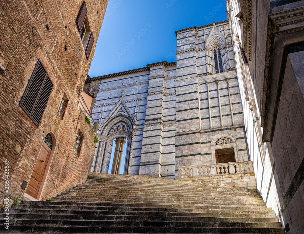 Obraz premium Treppe zum Dom in der Via di Monna Agnese, Duomo di Siena, Romanisch Gotischer Dom mit Mosaiken, Piazza del Duomo, Siena, Toskana, Italien