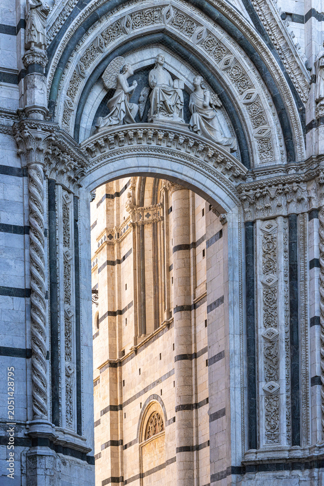 Fototapeta premium Detailfoto, Duomo di Siena, Romanisch Gotischer Dom mit Mosaiken, Piazza del Duomo, Siena, Toskana, Italien